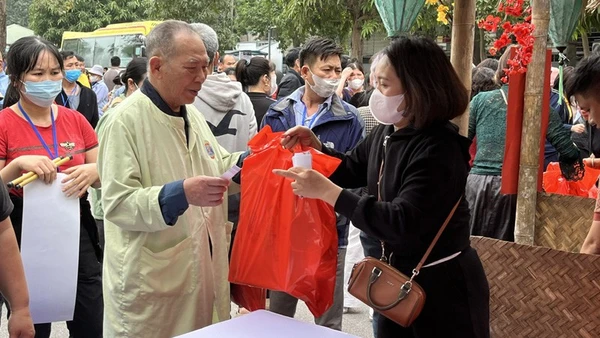 Bệnh nhân nhận các phần quà tại gian hàng khi tham gia "Hội chợ 0 đồng" do Bệnh viện K (Bộ Y tế) tổ chức.