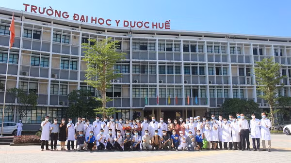 Đội ngũ y bác sĩ tại Bệnh viện Trường đại học Y-Dược Huế. (Ảnh: bvydhue.vn)
