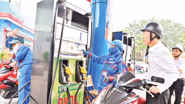 Người dân mua xăng E10 tại một điểm kinh doanh xăng dầu ở Hà Nội. (Ảnh: THẾ ĐẠI)