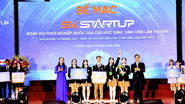 Lãnh đạo Bộ Giáo dục và Đào tạo trao giải thưởng cuộc thi “Học sinh, sinh viên với ý tưởng khởi nghiệp” năm 2026.