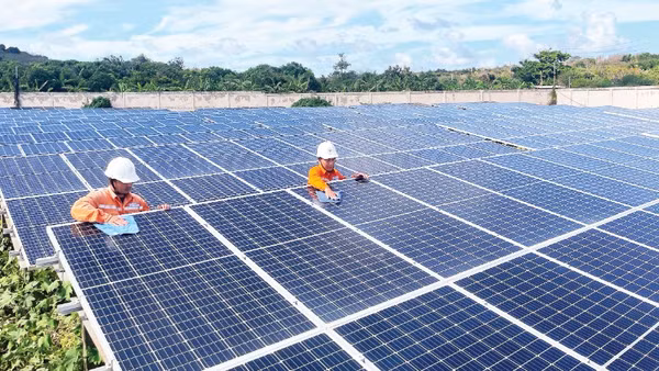 Lắp đặt điện mặt trời trên đảo Phú Quý để đáp ứng nhu cầu của người dân và dịch vụ du lịch.