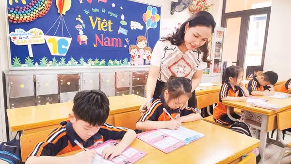 Để tránh tình trạng quá tải, cần nâng cao chất lượng giáo dục đồng đều tại các trường.