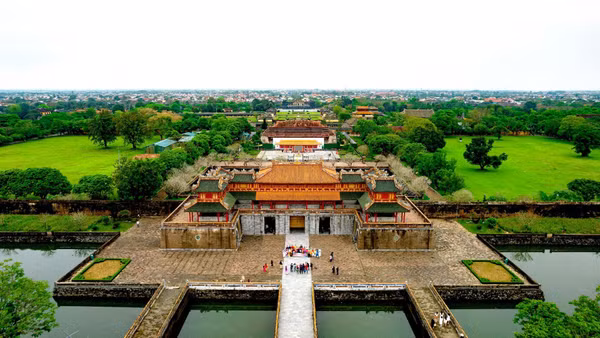 Nhìn từ trên cao, Đại Nội Huế hiện lên rực rỡ, tỏa sáng giữa thành phố di sản. (Ảnh: LÊ HOÀNG)