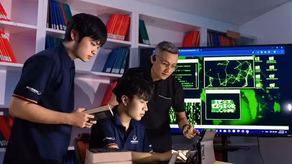 Hướng dẫn sinh viên Đại học Phenikaa xử lý tình huống “thực chiến” trong phòng, chống các cuộc tấn công trên không gian mạng. (Ảnh: NGỌC THƠM)