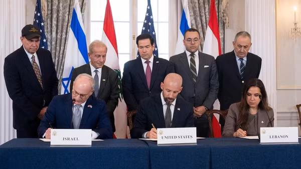 Các đại diện ba bên ký thỏa thuận khung tại Washington.