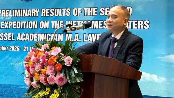 Tiến sĩ Nguyễn Xuân Anh, Viện trưởng Viện Các Khoa học Trái đất (Viện Hàn lâm) phát biểu khai mạc hội thảo. (Ảnh: HIẾU GIANG)