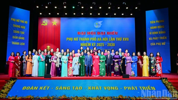 Lãnh đạo Hội Liên hiệp Phụ nữ Việt Nam, thành phố Hà Nội chụp ảnh lưu niệm với các đại biểu tham dự Đại hội.