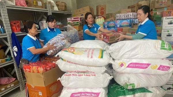 Các hội viên phụ nữ phường Thanh Liệt đóng gói nhu yếu phẩm gửi đồng bào miền trung và Tây Nguyên.