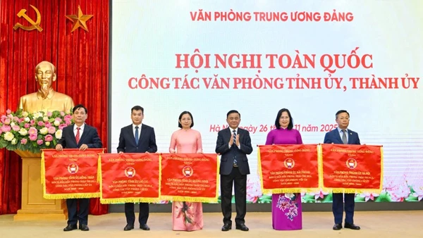 Thường trực Ban Bí thư Trần Cẩm Tú trao Cờ thi đua của Văn phòng Trung ương Đảng tặng 5 Văn phòng tỉnh ủy, thành ủy. (Ảnh: THỦY NGUYÊN)