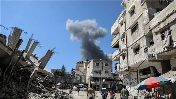 Khói bốc lên sau cuộc không kích của Israel xuống thành phố Gaza ngày 10/9/2025. (Ảnh: THX/TTXVN)