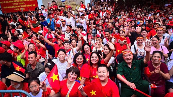 Người dân háo hức xem Lễ diễu binh, diễu hành sáng 2/9 tại đường Nguyễn Thái Học, Hà Nội. (Ảnh: BẢO LONG)