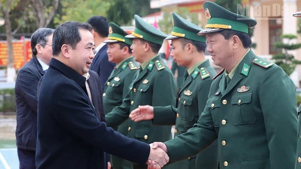 Đồng chí Trần Đức Thắng, Ủy viên Bộ Chính trị, Bộ trưởng Nông nghiệp và Môi trường thăm, động viên, chúc Tết cán bộ, chiến sĩ đồn biên phòng Chiềng Sơn.