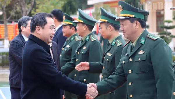 Đồng chí Trần Đức Thắng, Ủy viên Bộ Chính trị, Bộ trưởng Nông nghiệp và Môi trường thăm, động viên, chúc Tết cán bộ, chiến sĩ đồn biên phòng Chiềng Sơn.