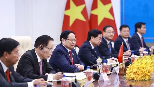 Thủ tướng Phạm Minh Chính phát biểu tại cuộc gặp Thủ tướng Campuchia Hun Manet. (Ảnh: DƯƠNG GIANG-TTXVN)