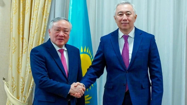 Phó Thủ tướng Thường trực Chính phủ Nguyễn Hòa Bình và Phó Thủ tướng, Bộ trưởng Bộ Kinh tế Quốc dân Kazakhstan ông Serik Zhumangarin. (Ảnh: TÂM HẰNG/TTXVN)