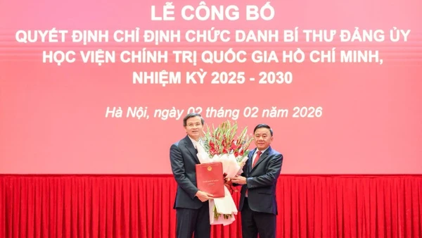 Đồng chí Trần Cẩm Tú, Ủy viên Bộ Chính trị, Thường trực Ban Bí thư, Bí thư Đảng ủy các Cơ quan Đảng Trung ương trao Quyết định chỉ định đồng chí Đoàn Minh Huấn giữ chức Bí thư Đảng ủy Học viện Chính trị quốc gia Hồ Chí Minh nhiệm kỳ 2025-2030. (Ảnh: THẾ ĐẠI)