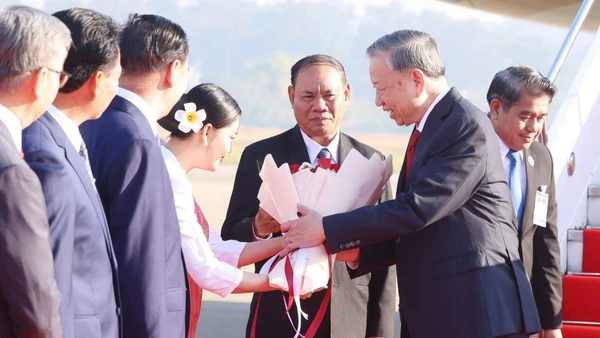 Tổng Bí thư Tô Lâm đến Thủ đô Vientiane, bắt đầu chuyến thăm cấp Nhà nước tới CHDCND Lào. (Ảnh: THỐNG NHẤT/TTXVN)