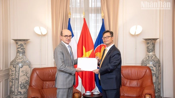 Đại sứ đặc mệnh toàn quyền Việt Nam tại Cộng hòa Pháp Trịnh Đức Hải trao bản sao Quốc thư của Chủ tịch nước Lương Cường cho ông Mathieu Carmona, Phó Cục trưởng Cục Lễ tân, Bộ châu Âu và Ngoại giao Pháp.