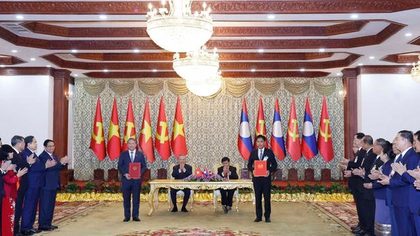 Tổng Bí thư Tô Lâm và Tổng Bí thư, Chủ tịch nước Lào Thongloun Sisoulith chứng kiến Lễ trao các văn kiện hợp tác Chương trình hợp tác năm 2026 giữa Bộ Tư pháp Việt Nam và Bộ Tư pháp Lào. (Ảnh: THỐNG NHẤT/TTXVN)