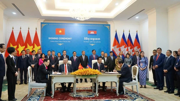 Ký kết Thỏa thuận hợp tác giữa Bộ Ngoại giao Việt Nam và Ban Đối ngoại Trung ương Đảng Nhân dân Campuchia.