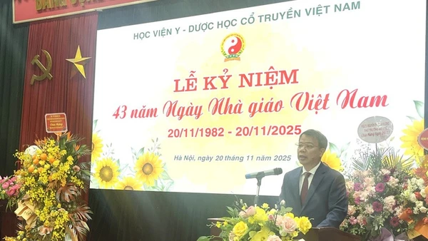 Phó Giáo sư, Tiến sĩ Nguyễn Quốc Huy phát biểu tại Lễ kỷ niệm 43 năm Ngày Nhà giáo Việt Nam 20/11.