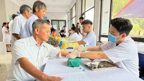 Người dân trên địa bàn xã Tiến Thắng (thành phố Hà Nội) được khám sức khỏe miễn phí và lập hồ sơ sức khỏe điện tử lưu trữ trọn đời.