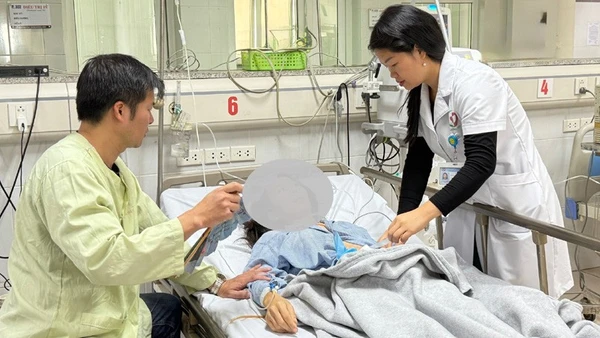 Các y, bác sĩ Bệnh viện đa khoa Đông Anh điều trị bệnh nhận sử dụng thuốc phá thai tại nhà.