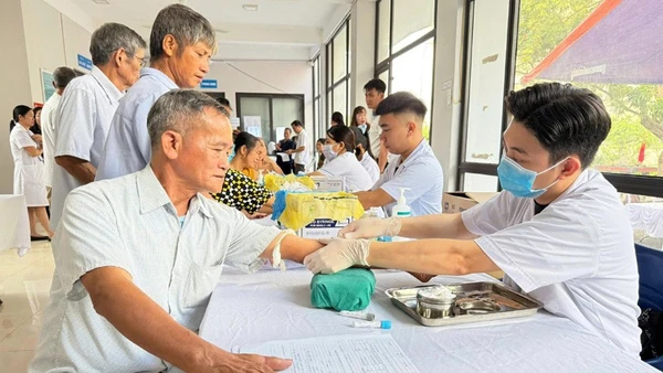 Người dân trên địa bàn xã Tiến Thắng (thành phố Hà Nội) tham gia khám sức khỏe và lập hồ sơ sức khỏe điện tử trọn đời.