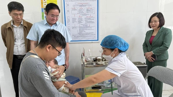 Tiêm vaccine phòng bệnh cho trẻ em trên địa bàn Hà Nội.