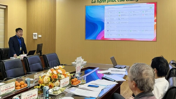 Báo cáo viên trình bày đề tài trước các thành viên Hội đồng tại Hội thi.