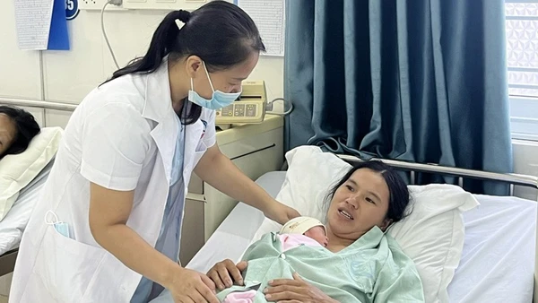 Chăm sóc sức khỏe cho bà mẹ, trẻ em tại Bệnh viện Sản-Nhi Lào Cai.