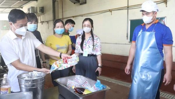 Các cơ quan chức năng kiểm tra công tác tác bảo đảm an toàn thực phẩm các tổ chức, cá nhân sản xuất, kinh doanh thực phẩm trên địa bàn Hà Nội.