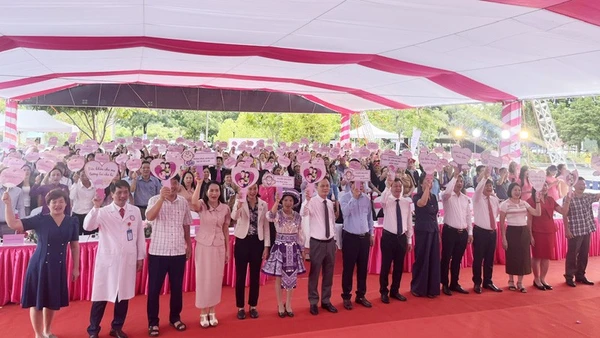 Lãnh đạo Bộ Y tế, Ủy ban nhân dân, Hội đồng nhân dân tỉnh Lào Cai và các đại biểu tham gia Lễ phát động Tuần lễ làm mẹ an toàn năm 2025.