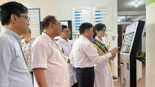 Các thành viên Hội đồng kiểm tra, thẩm định trang thiết bị triển khai hồ sơ bệnh án điện tử tại Bệnh viện đa khoa Thanh Oai.