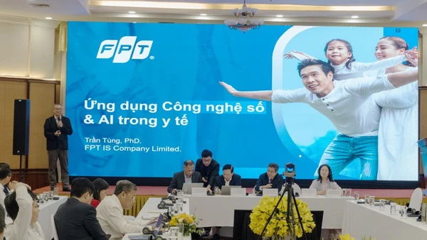 Đại diện Tập đoàn FPT chia sẻ thông tin ứng dụng trí tuệ nhân tạo trong chăm sóc sức khỏe tại hội thảo.