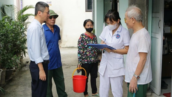 Cán bộ y tế hướng dẫn người dân trên địa bàn Thành phố Hà Nội phòng, chống bệnh sốt xuất huyết tại gia đình và cộng đồng.