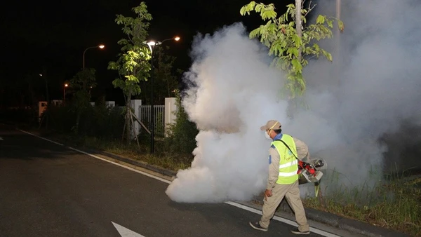 Phun hóa chất phòng, chống bệnh sốt xuất huyết trên địa bàn thành phố Hà Nội