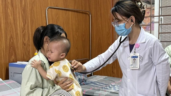 Các y, bác sĩ Bệnh viện đa khoa Mê Linh chăm sóc trẻ mắc cúm A trên địa bàn Thành phố Hà Nội.