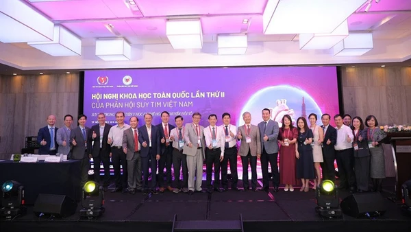 Các đại biểu chụp ảnh lưu niệm tại Hội nghị Suy tim toàn quốc lần thứ II.