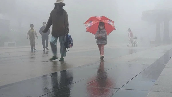 Bụi PM2.5 được đánh giá là tác nhân ô nhiễm không khí có ảnh hưởng tiêu cực nhất tới sức khỏe con người, nhất là bệnh phổi.