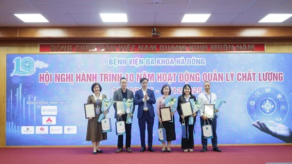 Tiến sĩ, Bác sĩ Nguyễn Thành Vinh tặng hoa và quà lưu niệm cho các báo cáo viên đến từ các bệnh viện.