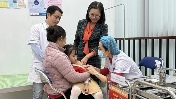 Y, bác sĩ Trạm Y tế phường Nghĩa Đô tiêm vaccine cho trẻ trên địa bàn để phòng các bệnh truyền nhiễm.