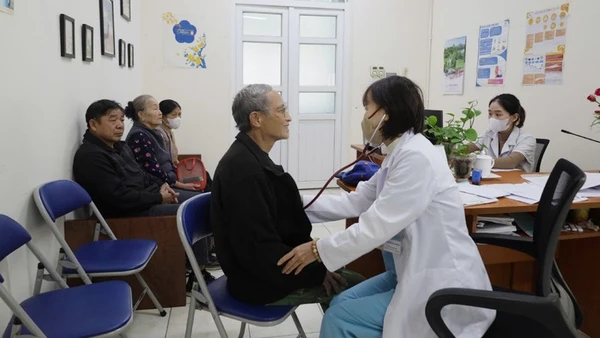 Các y, bác sĩ Trạm Y tế xã Sóc Sơn (thành phố Hà Nội) khám bệnh cho người dân trên địa bàn