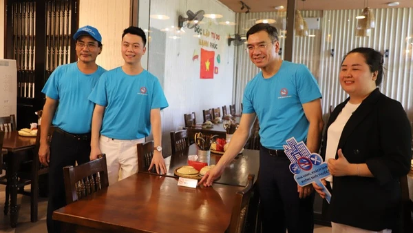 Gắn biển "Không khói thuốc lá" cho nhà hàng, khách sạn trên địa bàn thành phố Huế.
