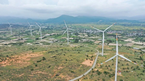 Cột tua-bin điện gió thuộc Công ty cổ phần Phong điện Thuận Bình, tỉnh Lâm Đồng.