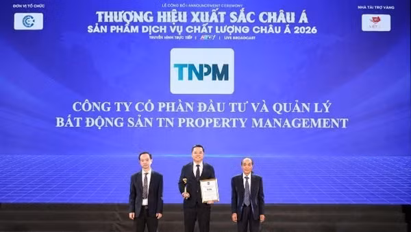Đại diện TNPM nhận Cup và chứng nhận từ Ban tổ chức giải thưởng.