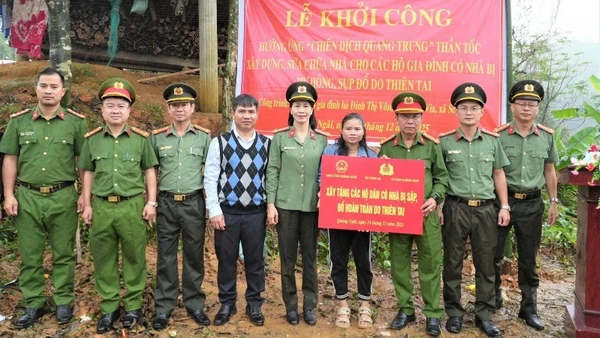 Công an tỉnh Quảng Ngãi khởi công xây dựng nhà cho gia đình bà Đinh Thị Vôn ở thôn Tan Via, xã Sơn Tây. (Ảnh: QUANG THÀNH)