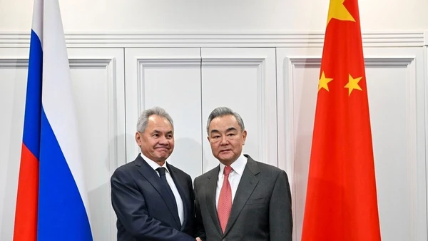 Bộ trưởng Ngoại giao Trung Quốc Vương Nghị và Thư ký Hội đồng An ninh Nga Sergei Shoigu. (Ảnh: THX/TTXVN)