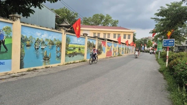 Những con đường bích họa sáng, xanh, sạch, đẹp tại xã Kiều Phú. (Ảnh: THIỆN TÂM)