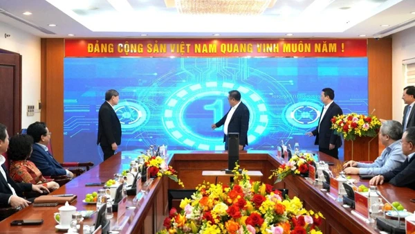 Lãnh đạo Ủy ban Kiểm tra Trung ương thực hiện nghi thức ra mắt Trung tâm Điều hành giám sát, kiểm tra trên môi trường số. (Ảnh: MINH NGỌC)